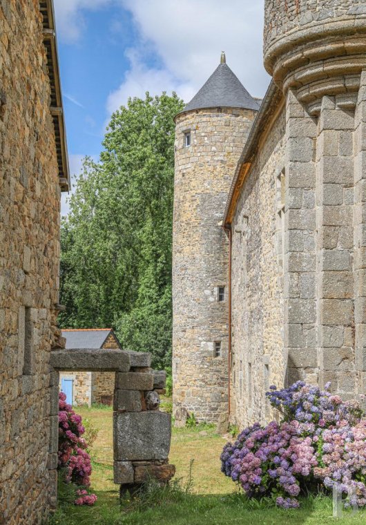 Dans les Côtes d’Armor, non loin de Tréguier, un logis indépendant dans les communs d’un manoir médiéval - photo  n°3